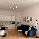 Honey Nook 3 Minutes From The Center 아파트